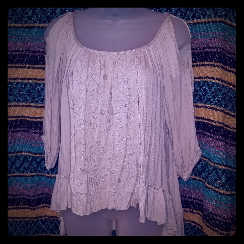 Cute beige top with open shoulders and lace design